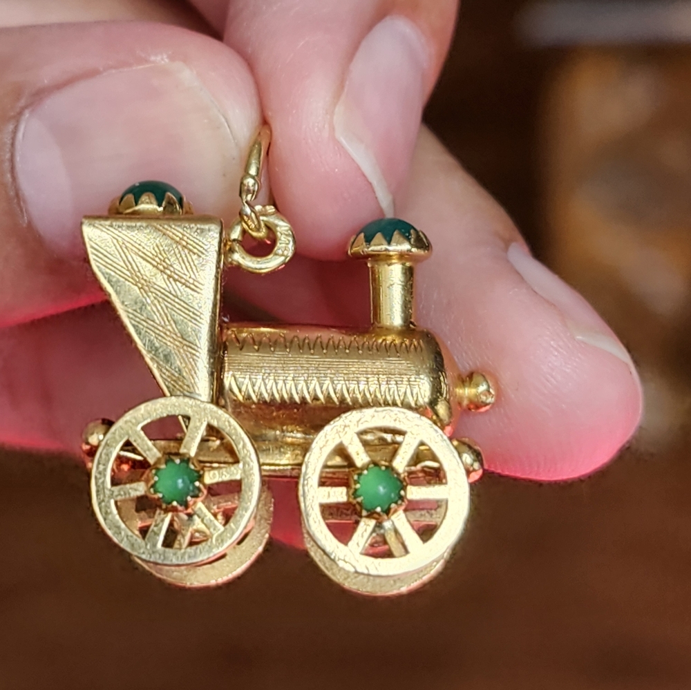 Antique 18k gold charm/ pendent with natural emerald.
